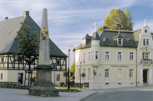 Marktplatz in Bärenstein mit Postmeilensäule und Rathaus - Foto: Christian Prager