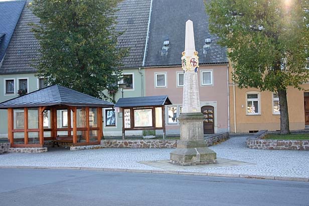 historische Postmeilensäule auf dem Marktplatz in Bärenstein