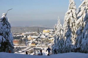 Blick vom Skihang auf das verschneite Altenberg