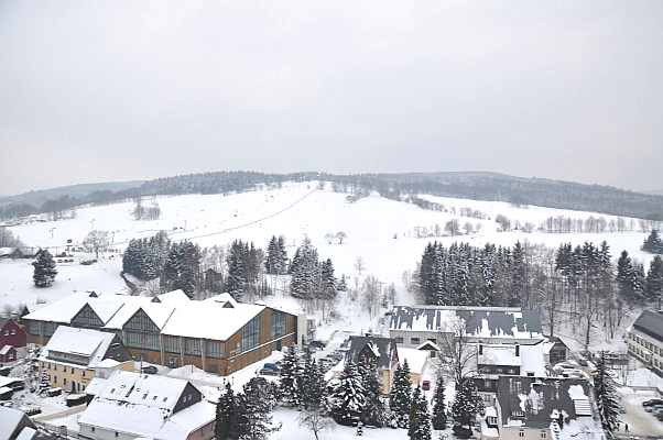 Gründelstadion Geising, Kirchturmblick, Foto: Julia Nitschke