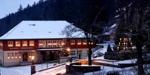 Vorplatz Bahnhof / Bürgerhaus Kipsdorf mit Sauerkanzel - Foto: Anke Fromm