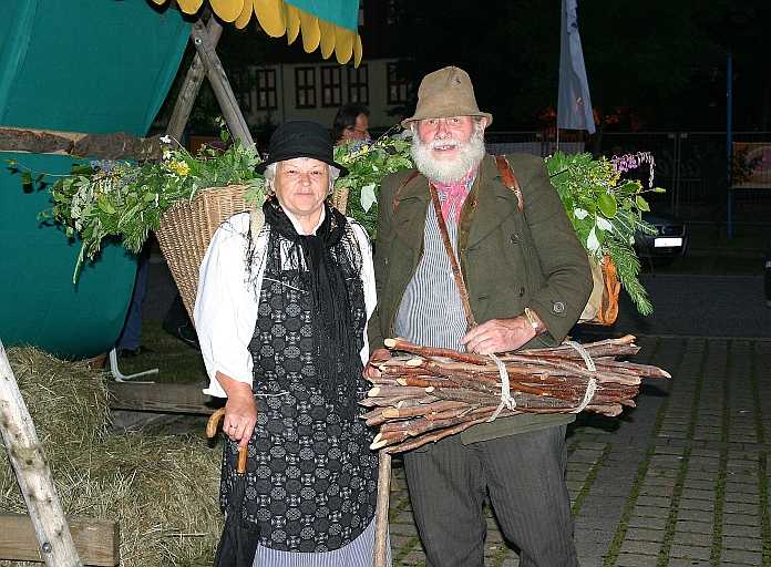 Kräuterfrau und Holzsammler im Erzgebirge