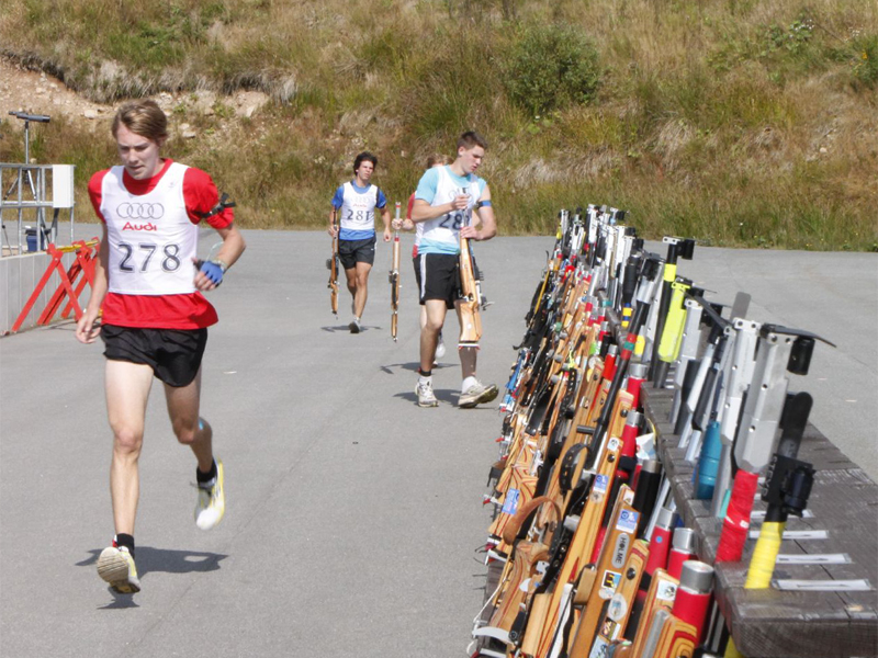 Sommerbiathlon - Fassen der Gewehre